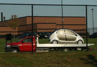 Illustration for article titled Peapod Electric Car Makes Us Smile Even While It May Eat People